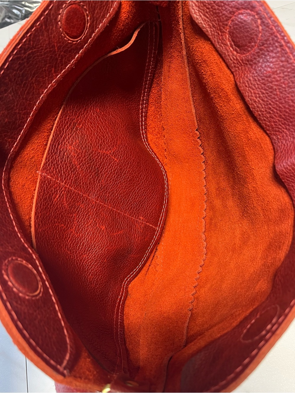 Portland Leather Large Koala Sling Crossbody Shoulder Bag in Chili Red - Picture 5 of 11